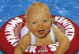 Foto van blije baby in zwemband