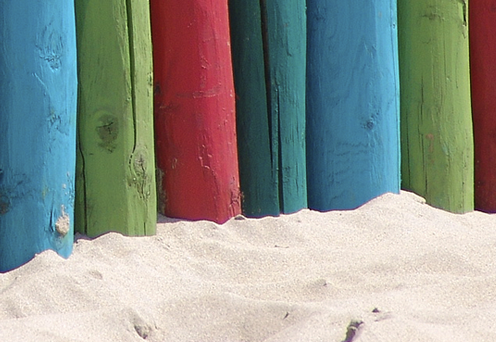 Foto van houtengolfbrekers op strand
